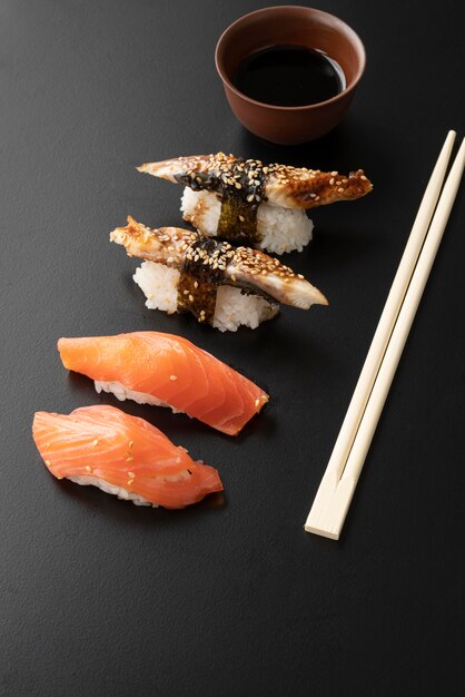 Arrangement de repas de sushi à angle élevé