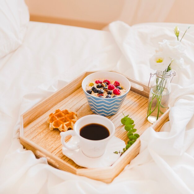 Arrangement romantique du petit déjeuner sur plateau