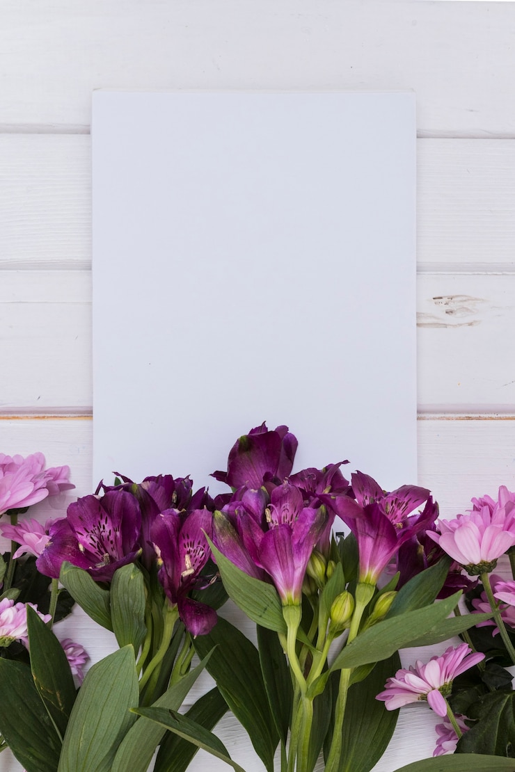 Photo gratuit arrangement romantique de fleurs et de cartes postales