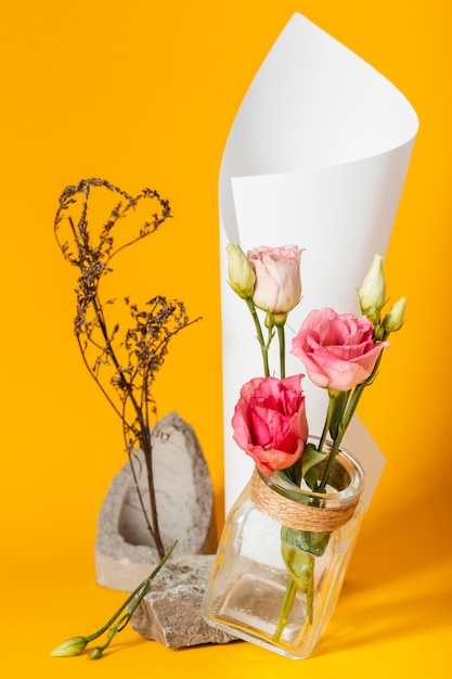 Arrangement avec des roses dans un vase avec un cône en papier