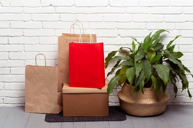 Arrangement avec des sacs en papier et des plantes