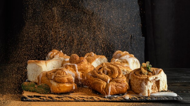 Arrangement savoureux de brioches à la cannelle