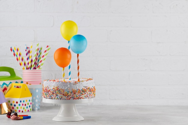 Photo gratuite arrangement savoureux de gâteau et de ballons