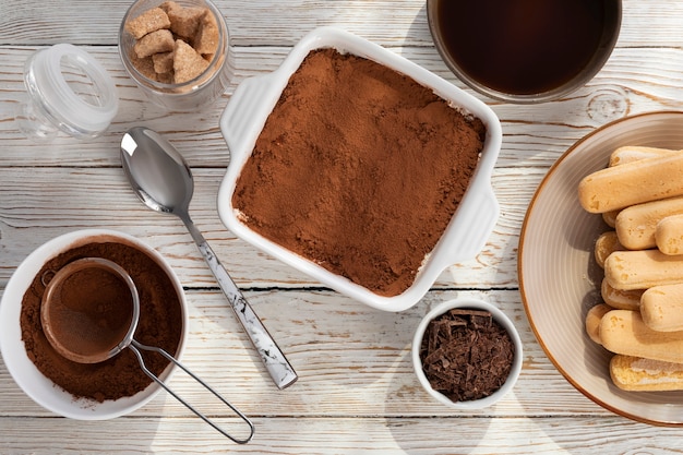 Arrangement savoureux d'ingrédients de tiramisu au-dessus de la vue