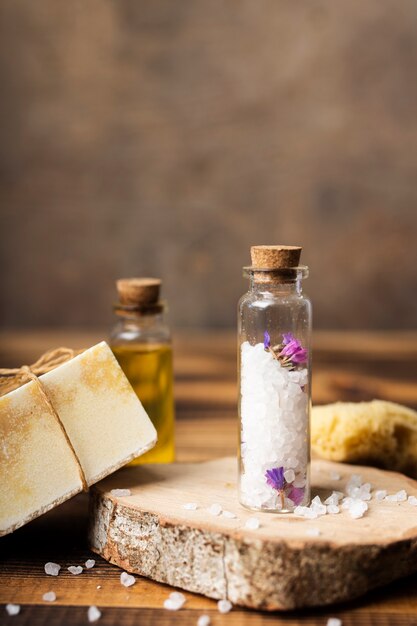 Arrangement avec des sels de bain et du savon