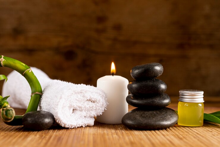 Photo gratuit arrangement avec une serviette de spa et des pierres
