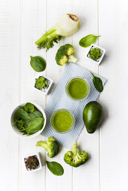 Arrangement avec smoothie aux légumes