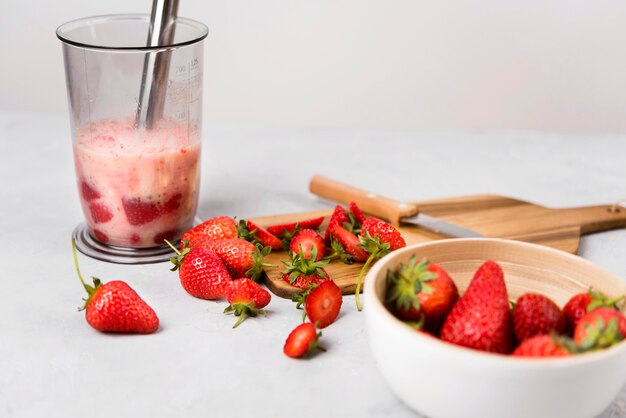 Arrangement avec smoothies aux fraises