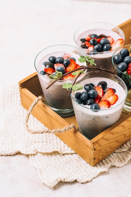 Arrangement de smoothies à la myrtille et à la fraise