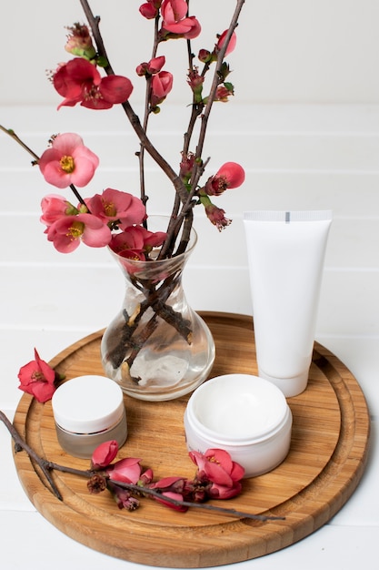 Arrangement de spa avec des fleurs et des crèmes