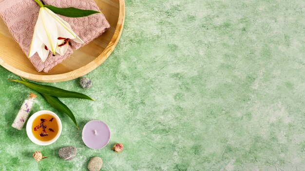 Arrangement de spa plat laïque sur fond vert
