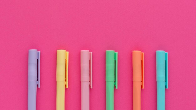 Arrangement de stylos colorés vue de dessus