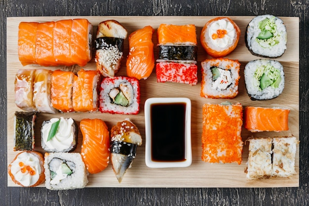 Arrangement de sushi japonais traditionnel