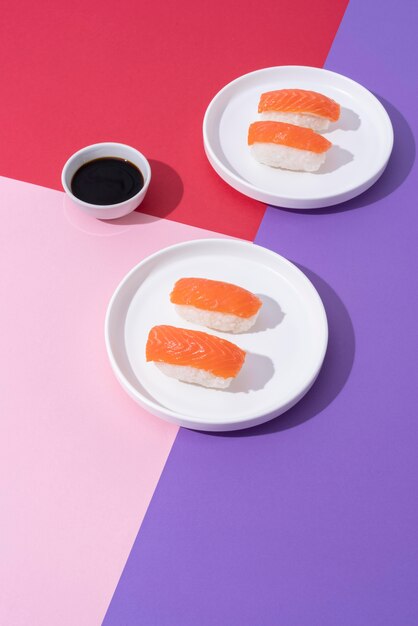 Arrangement de sushi et sauce soja en grand angle