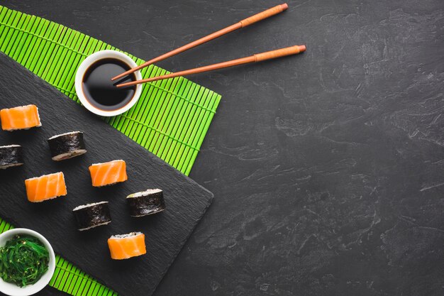 Arrangement de sushis plats avec espace de copie