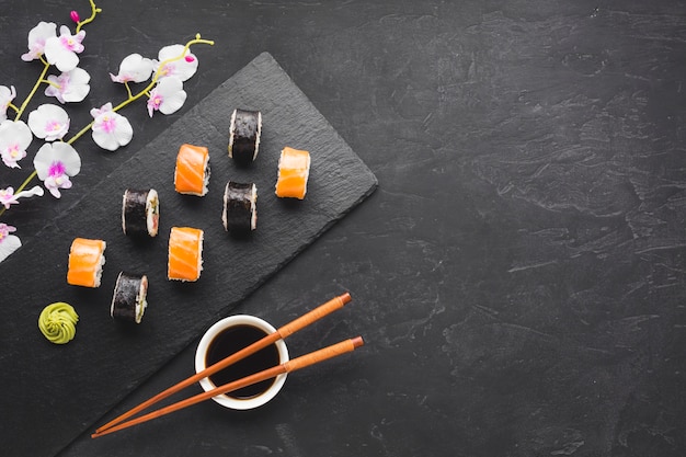 Arrangement de sushis plats avec espace de copie