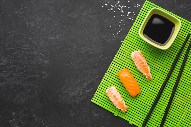 Photo gratuite arrangement de sushis plats avec espace de copie