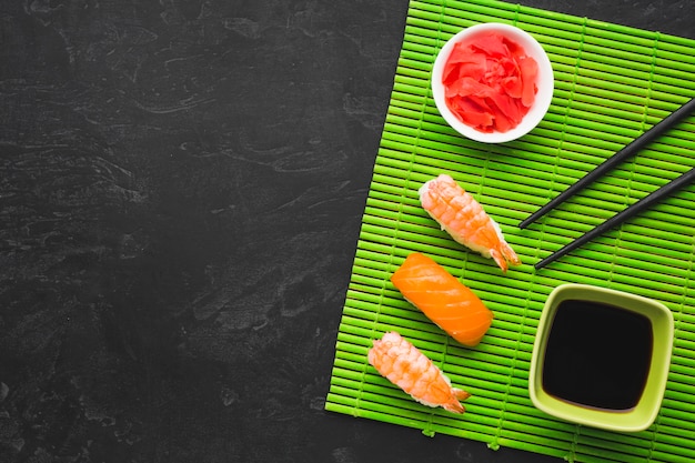 Photo gratuite arrangement de sushis plats avec espace de copie