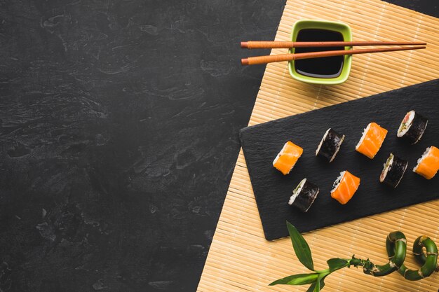 Arrangement de sushis plats avec espace de copie