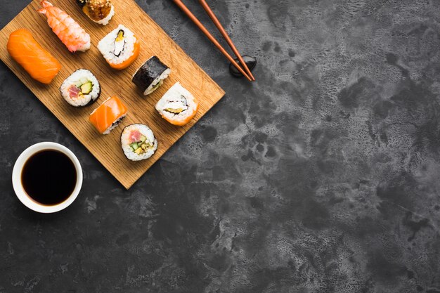 Arrangement de sushis plats avec espace de copie