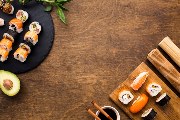 Arrangement de sushis plats avec espace de copie