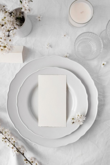 Photo gratuite arrangement de table blanche pour un délicieux repas