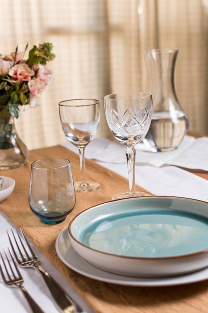 Arrangement de table avec des fleurs