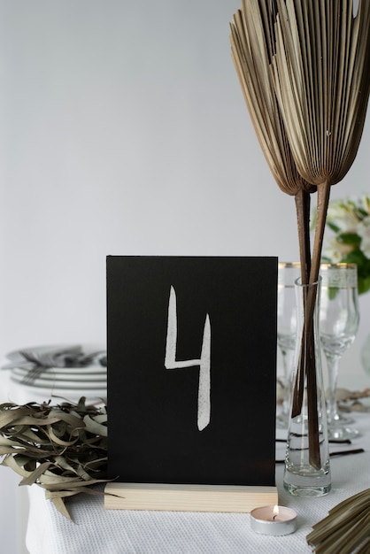 Arrangement de table de mariage avec décorations