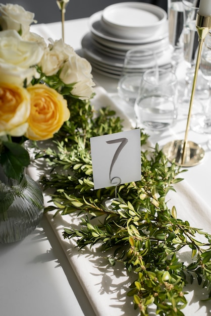 Arrangement de table de mariage avec des fleurs