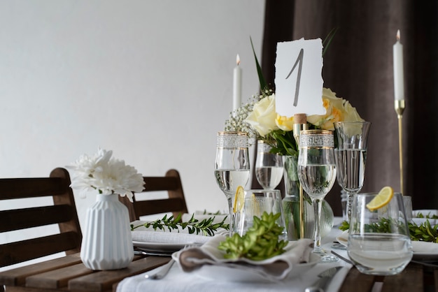 Arrangement de table de mariage avec des fleurs