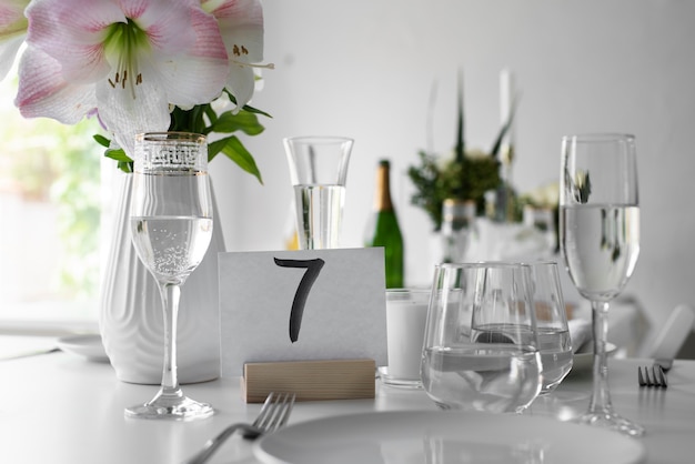 Arrangement de table de mariage avec des verres