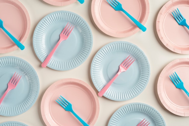 Arrangement de table pour anniversaire avec assiettes et fourchettes