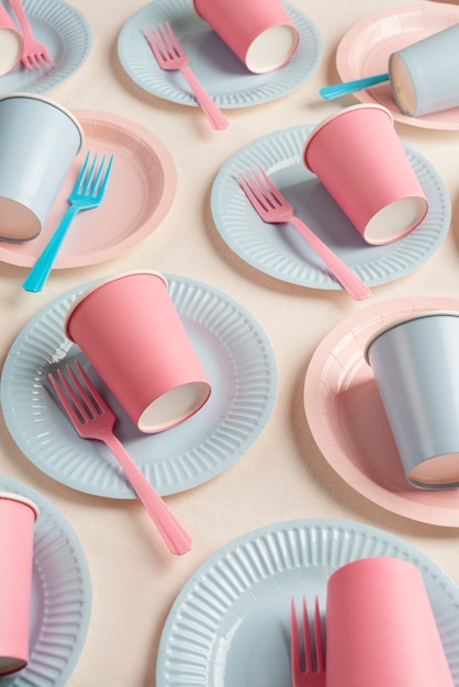 Photo gratuite arrangement de table pour anniversaire avec assiettes et tasses