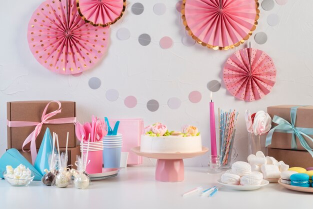 Arrangement de table pour un anniversaire avec gâteau et bonbons