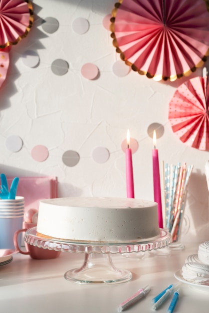 Arrangement de table pour un anniversaire avec gâteau et bougies