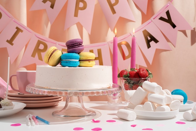 Arrangement de table pour un anniversaire avec gâteau et macarons