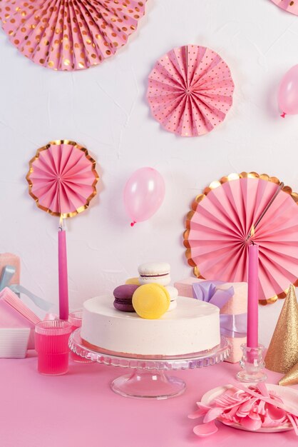 Arrangement de table pour un anniversaire avec gâteau et macarons