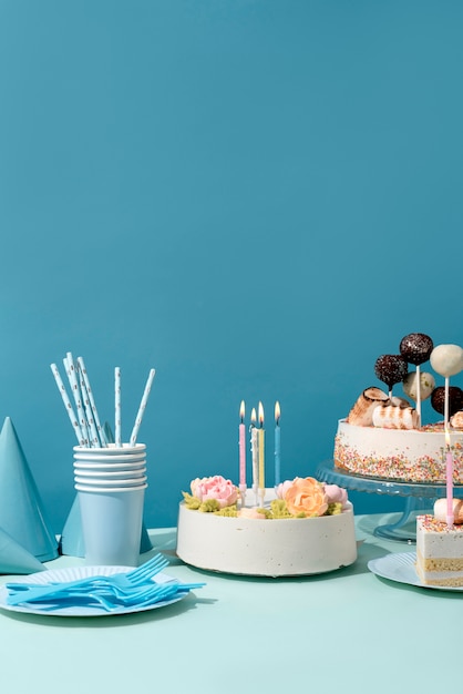 Photo gratuite arrangement de table pour un anniversaire avec gâteau et tasses