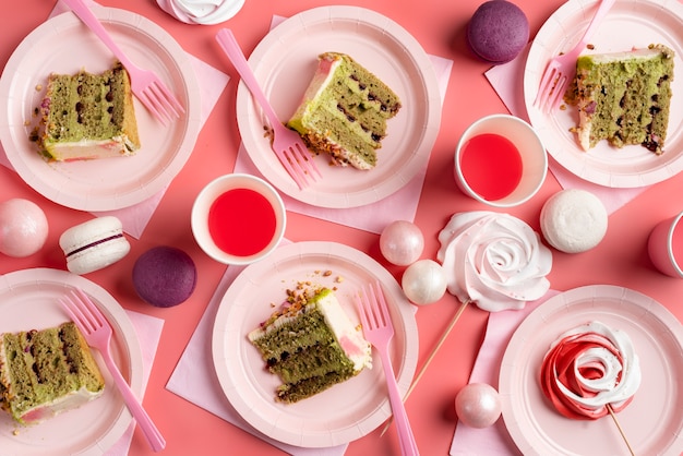 Arrangement de table pour un anniversaire avec des sucettes et des tranches de gâteau