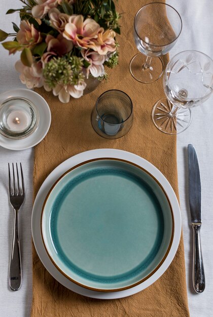 Arrangement de table vue de dessus avec des fleurs