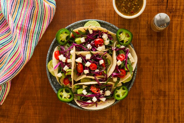 Arrangement de tacos savoureux à plat