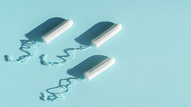 Arrangement de tampons sur fond bleu avec des ombres