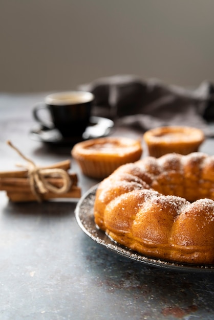 Arrangement avec une tarte délicieuse et des bâtons de cannelle