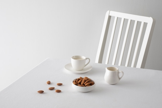 Photo gratuite arrangement de tasses et d'amandes à angle élevé