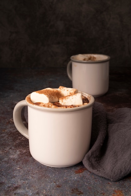 Arrangement avec des tasses blanches et des guimauves