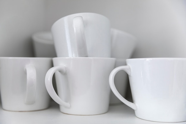 Photo gratuite arrangement avec des tasses blanches