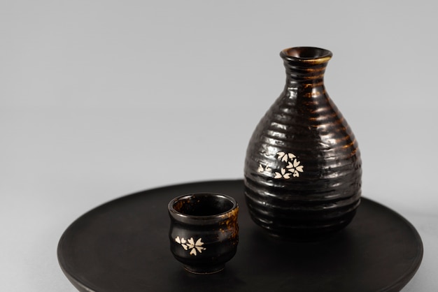Photo gratuite arrangement de tasses et bouteilles japonaises noires