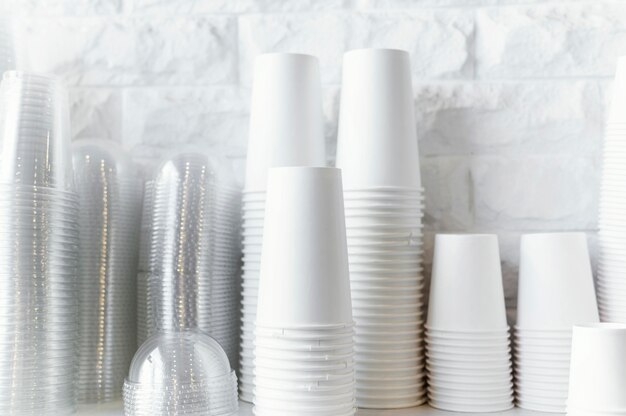 Arrangement de tasses à café jetables