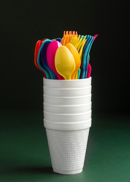 Photo gratuite arrangement avec tasses et couverts colorés