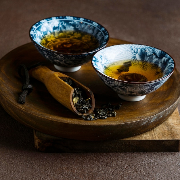 Photo gratuite arrangement de tasses à thé et d'herbes